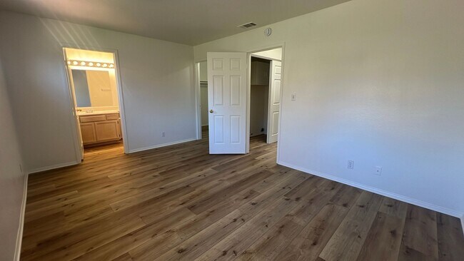 Building Photo - West Lancaster Townhouse in gated communit...