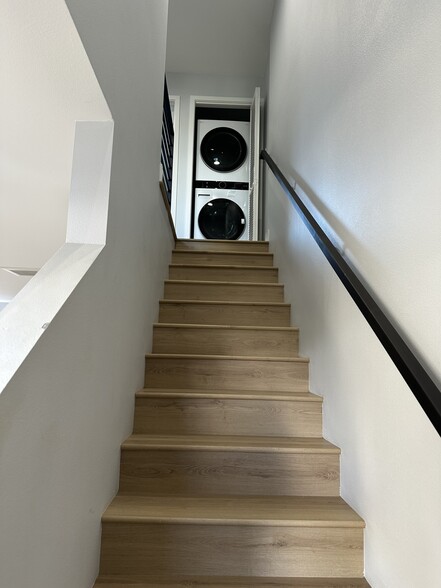 Building Photo - 826 Rose Ave