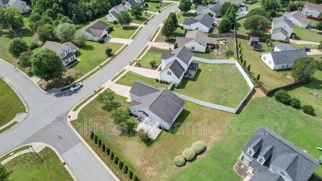 Building Photo - 120 Lantana Dr