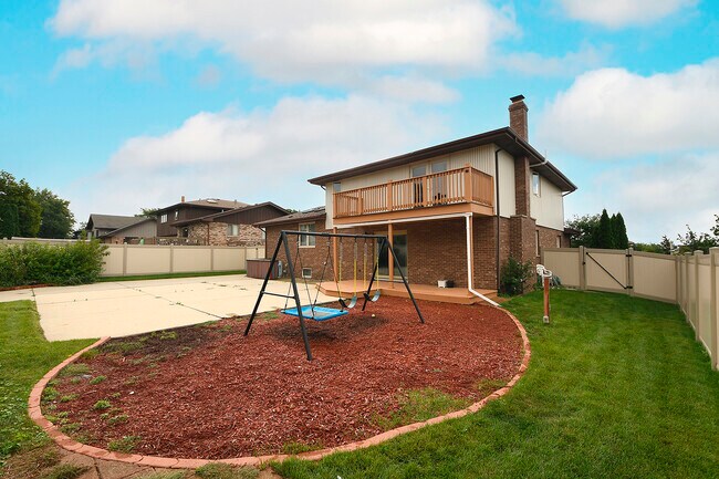 Building Photo - 13050 Meadowview Ln