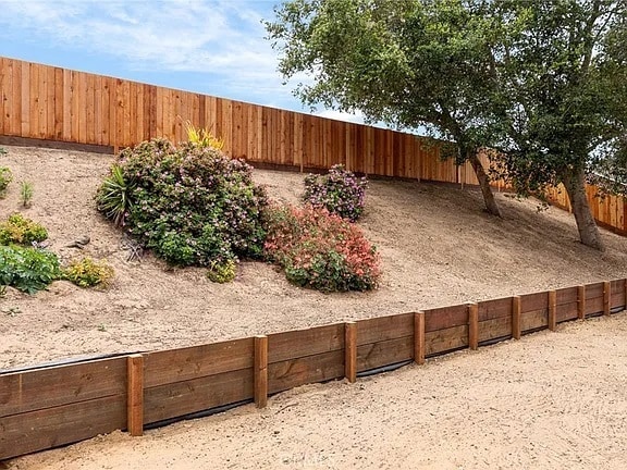 Building Photo - 243 Vista Ct