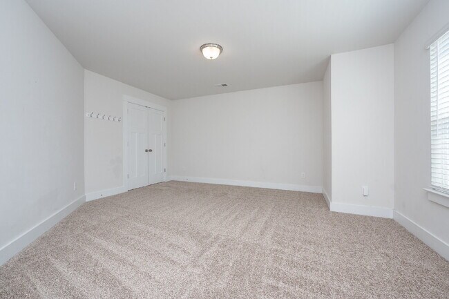 Building Photo - Modern 3BR/2.5BA Townhome with Main-Level ...