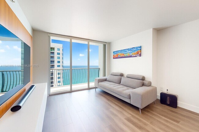 Building Photo - 1750 N Bayshore Dr