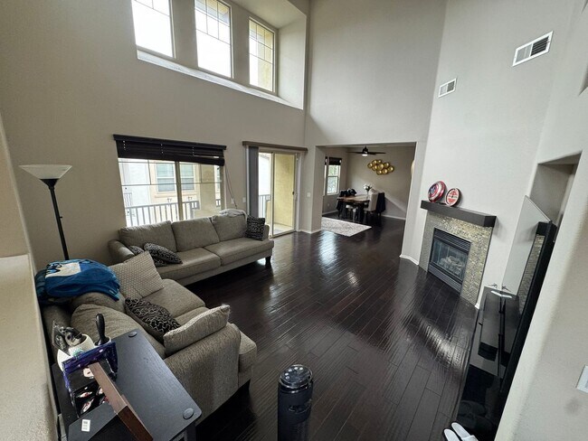 Building Photo - Spacious 2-Bedroom, 2-Bath Modern Home Loc...