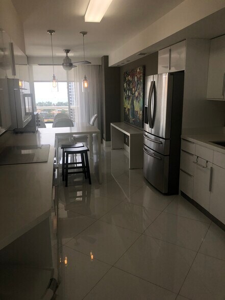 Kitchen - 3640 Yacht Club Dr