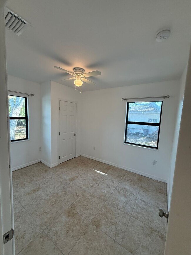 Building Photo - 827 42nd St