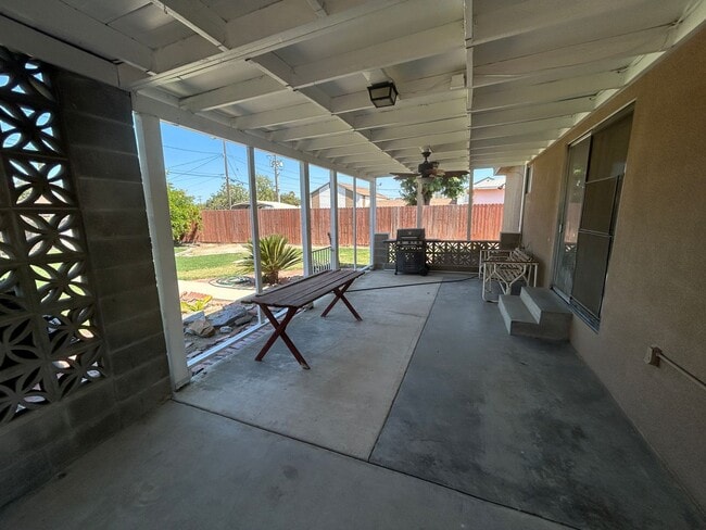 Building Photo - 4 bedroom 2 bath updated and new in Centra...