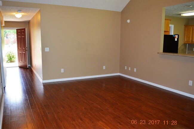 Building Photo - 8 Lincolnshire Ln