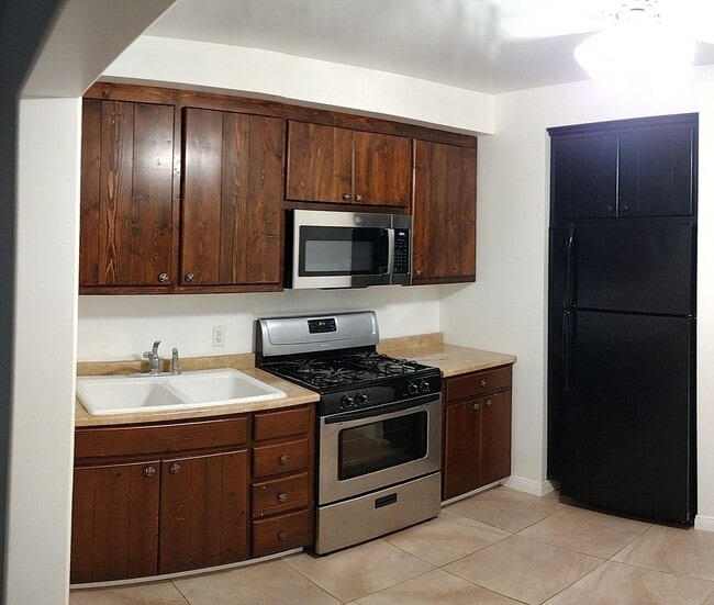Building Photo - House with Separate studio apartment Included