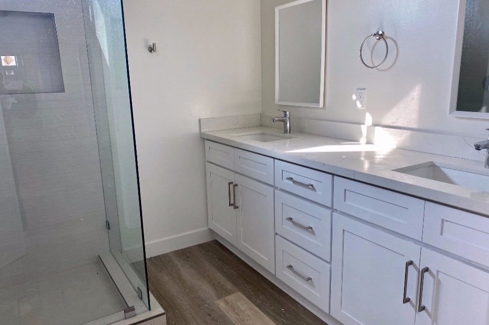Master bathroom - 2826 S Norton Ave