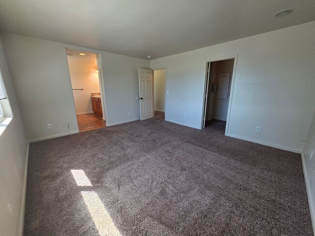 Building Photo - 3 bedroom with an extra office/den space in Modesto!