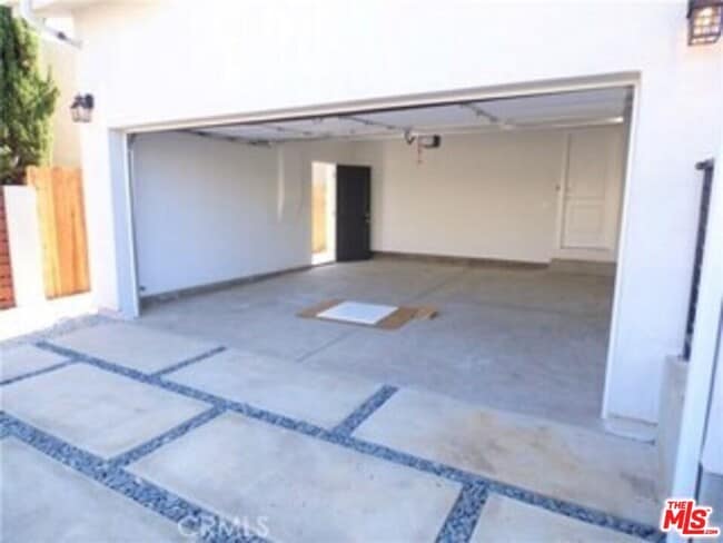 Building Photo - 1136 Queen Anne Pl