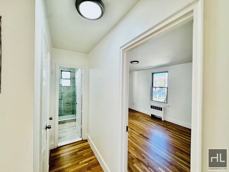 Building Photo - Newly Renovated 2 bedroom apartment spanni...