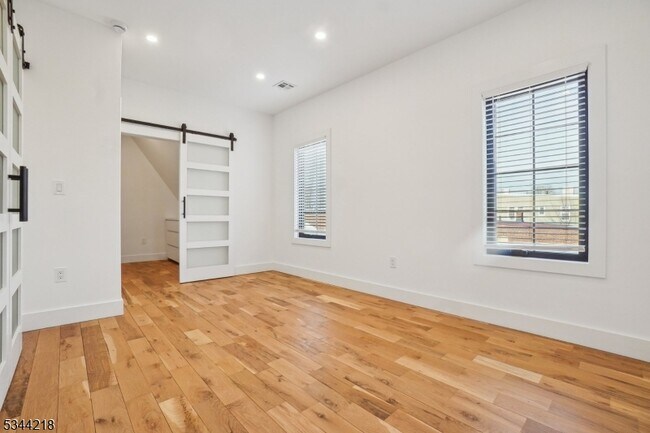 Building Photo - 51 New St