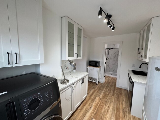 Building Photo - 512 W 10th St