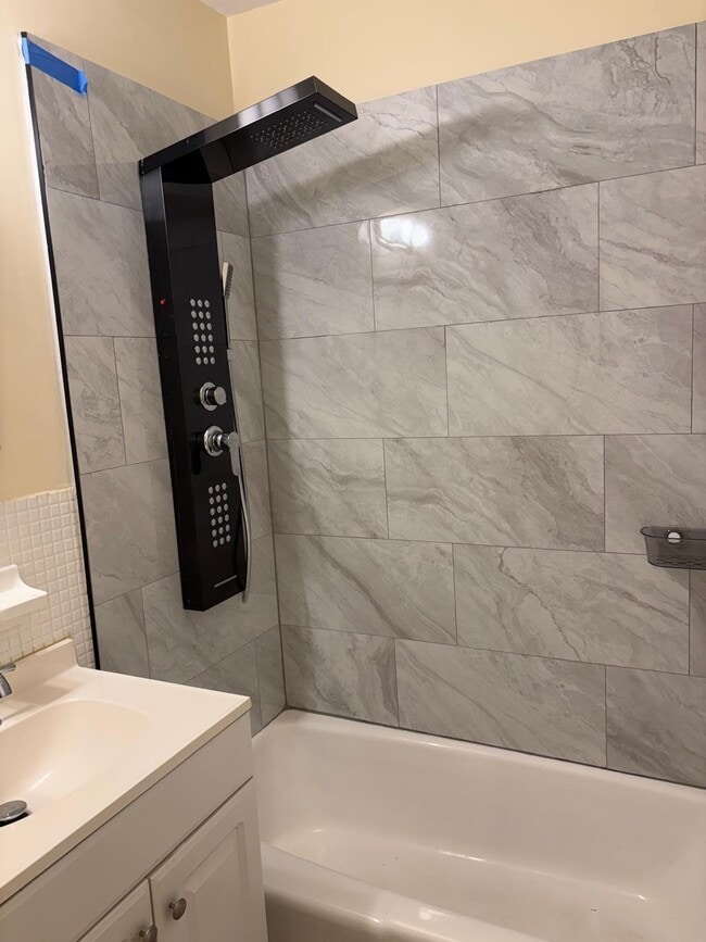 Building Photo - 826 NE 16th St