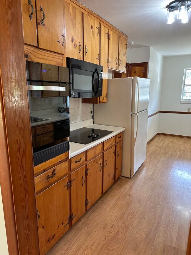 Building Photo - 1406 Devils Dip