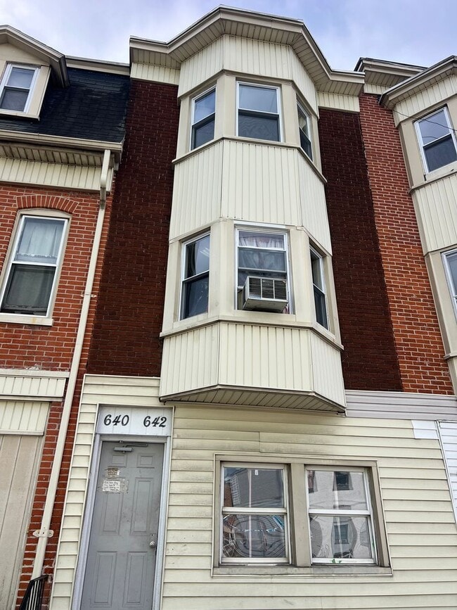 Building Photo - 642 W Market St