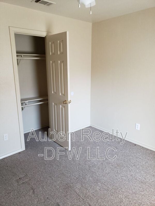 Building Photo - 114 Honey Bee Dr