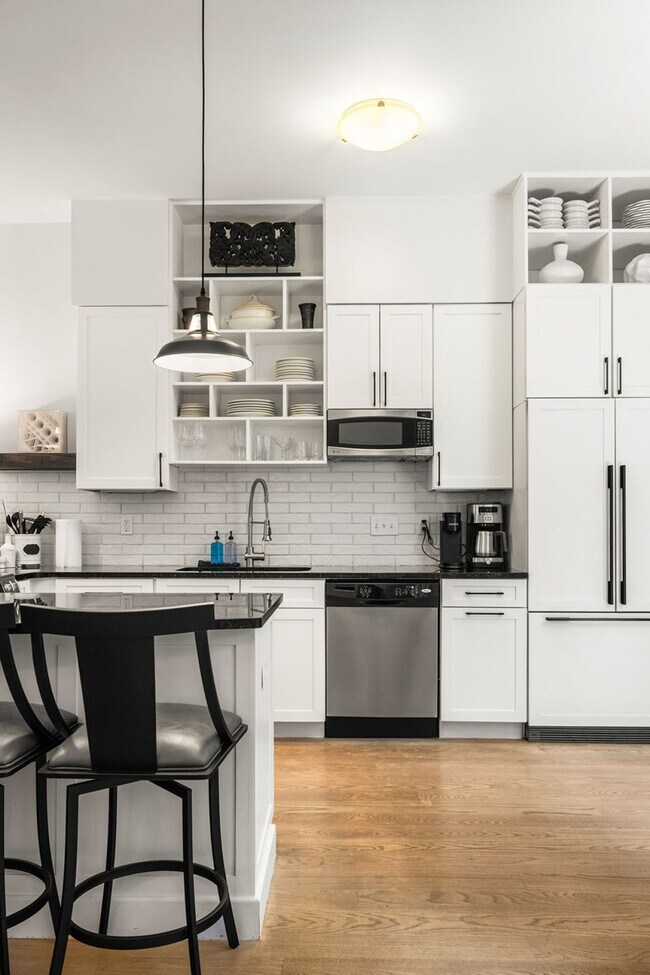 Building Photo - 1408 Pleasant St