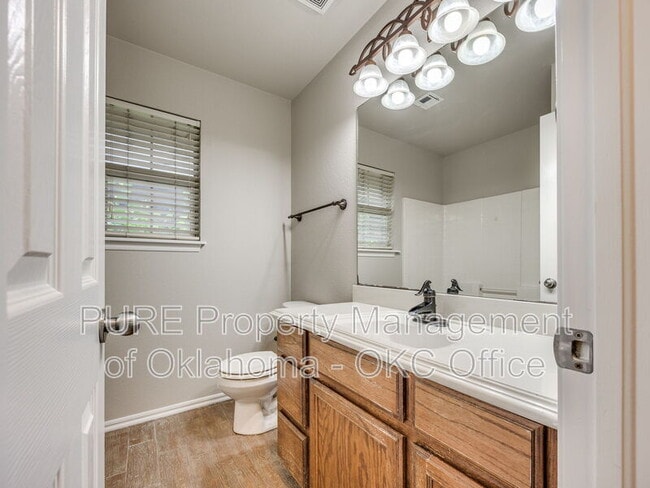 Building Photo - 1605 SW 33RD St