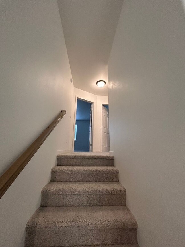 Building Photo - 3 Bed 3 Bath TownHome