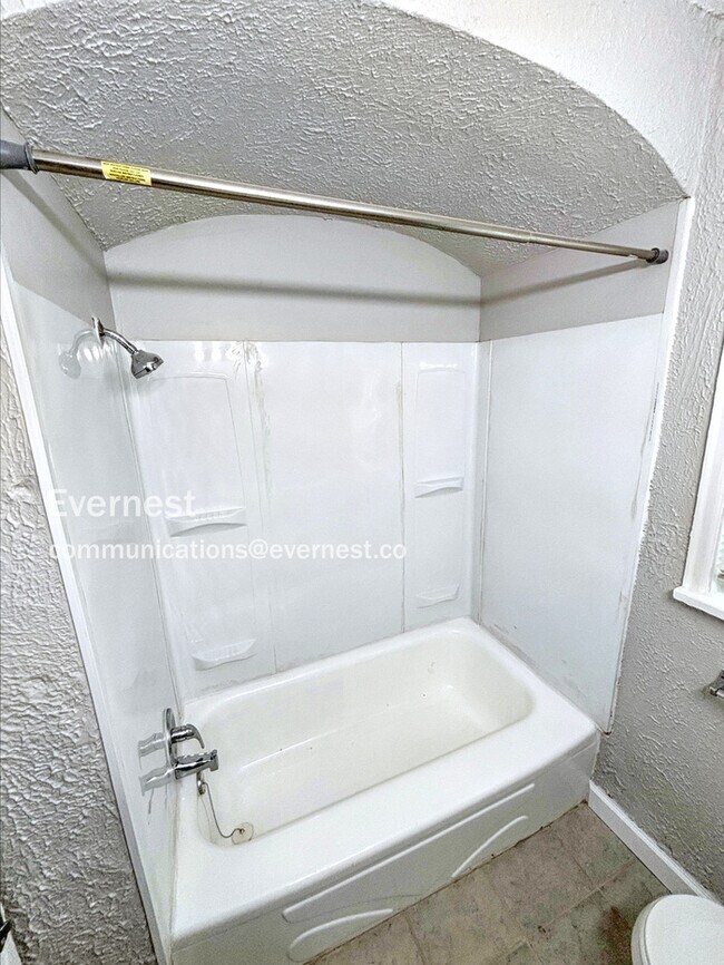 Building Photo - Updated 3 Bedroom Home in St Louis / Pet F...
