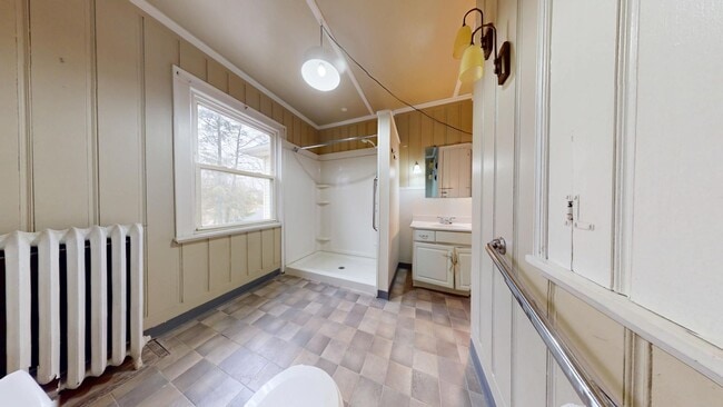 Building Photo - Huge House with Garage!