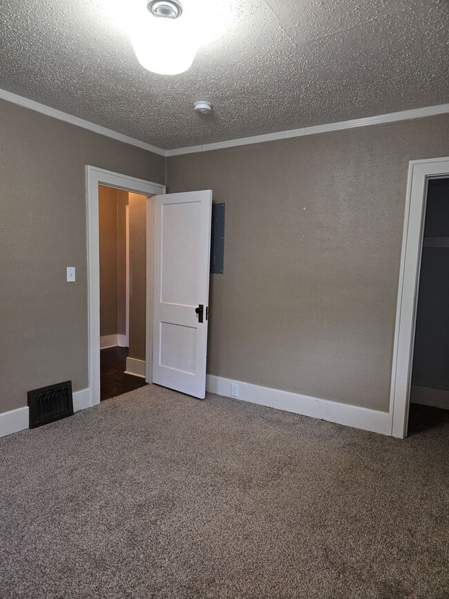 Building Photo - Big Tree Charmer 2 bed 1 bath.