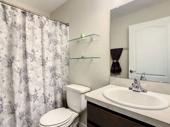 Building Photo - Beautiful 3 Bedroom 2 bath Home in desirab...