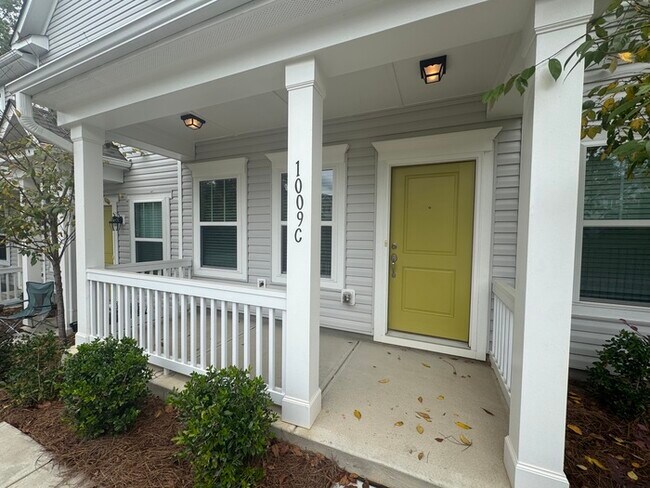 Building Photo - Cover front porch, two bedroom 2 1/2 bath townhome