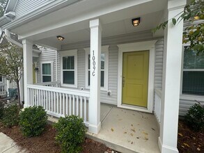 Building Photo - Cover front porch, two bedroom 2 1/2 bath ...