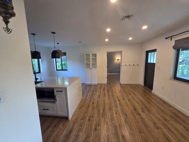 Building Photo - 8 Corydon Dr