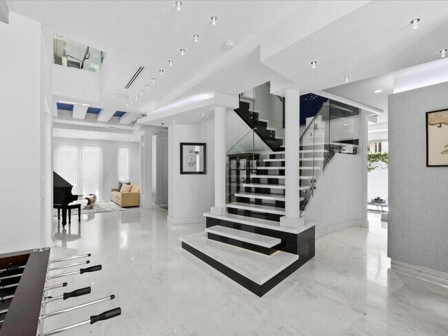 Building Photo - 3917 S Le Jeune Rd