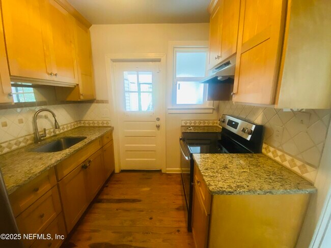 Building Photo - 1349 Menna St