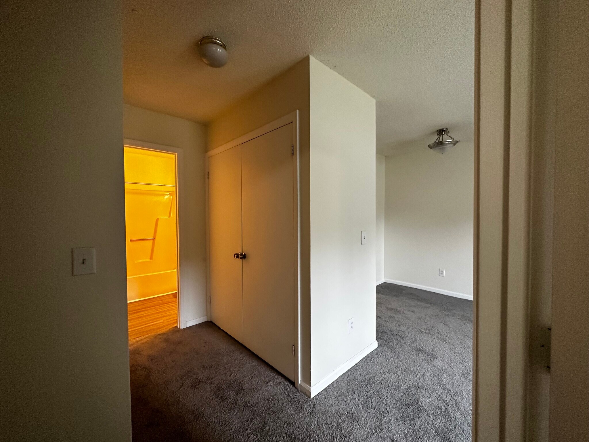 Building Photo - 112 Robbins Ave