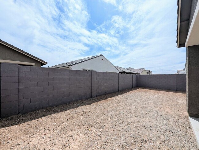 Building Photo - 10163 W Amelia Ave