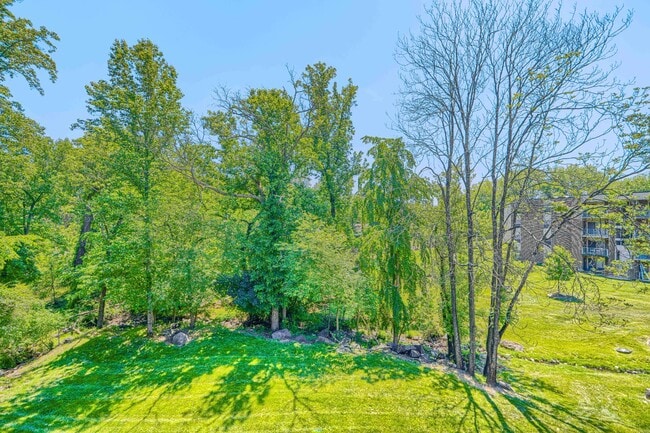 Building Photo - 14 Mountbatten Ct