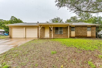 Building Photo - Bonus Room