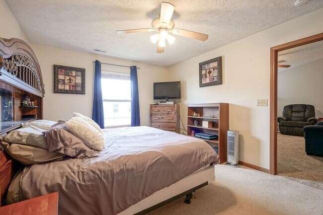 Building Photo - South side 3 Bedroom, 2 Bath Home, w/ 2 car attached garage