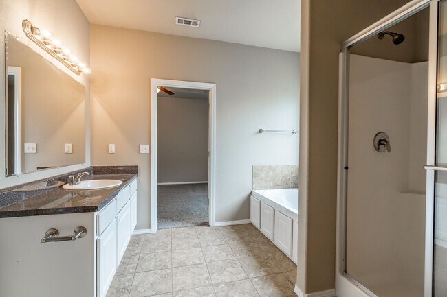 Building Photo - Spacious 3 Bedroom Home Close to UofA!