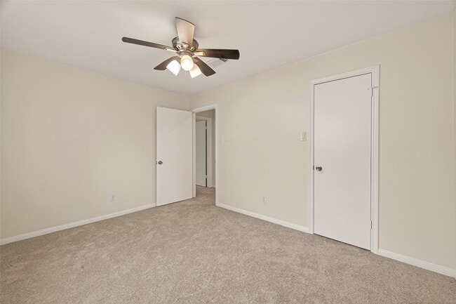 Building Photo - 422 Willow Vista Dr