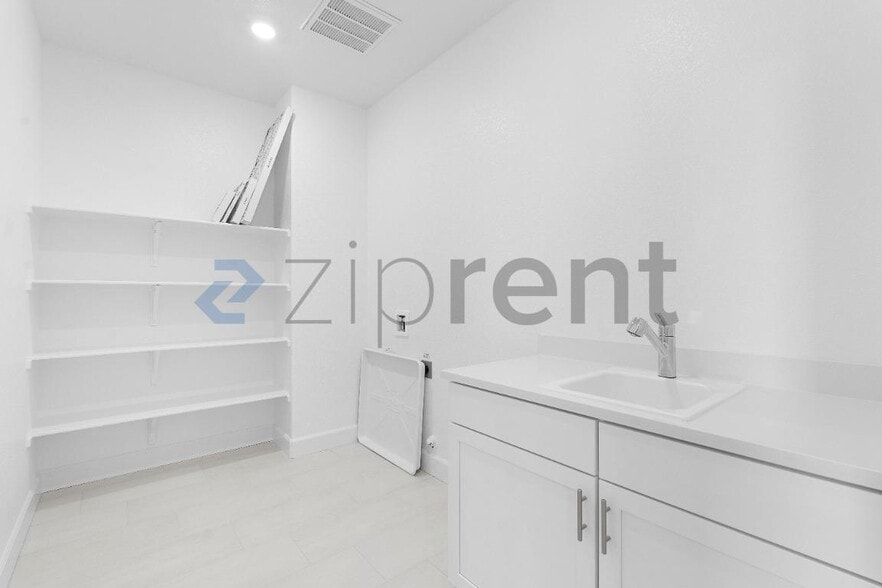 Building Photo - Unit