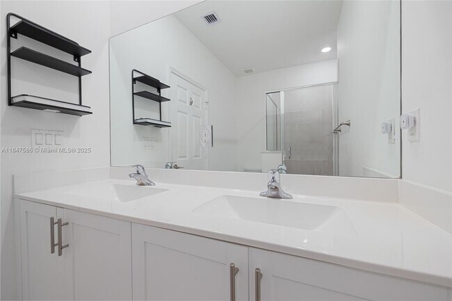 Building Photo - 147 SW 185th Way
