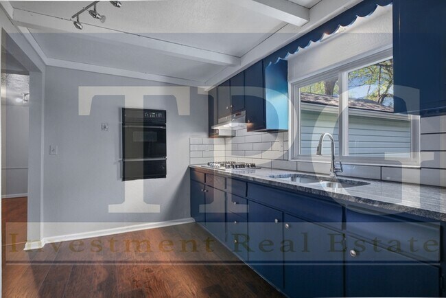 Building Photo - Newly Renovated, Pet Friendly Home in KCMO!