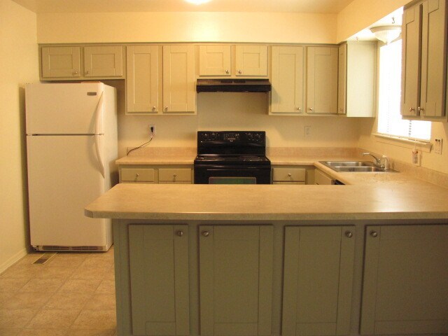 Building Photo - NE ENCHANTED MESA 3/BD 2/BA 2/CG