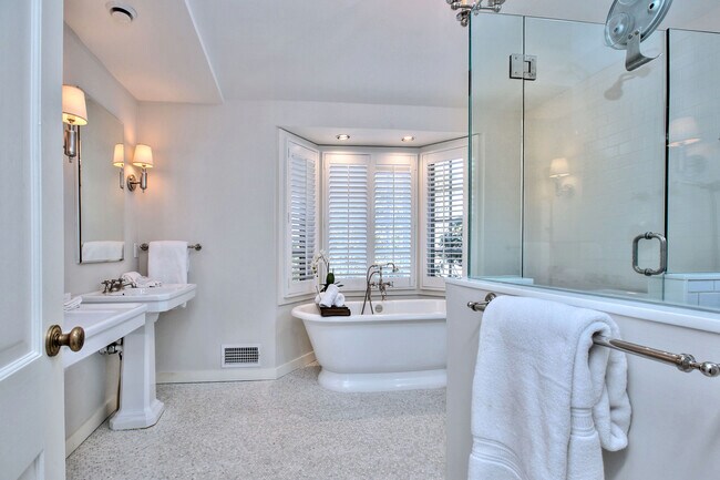 Building Photo - 562 Canoe Hill Rd