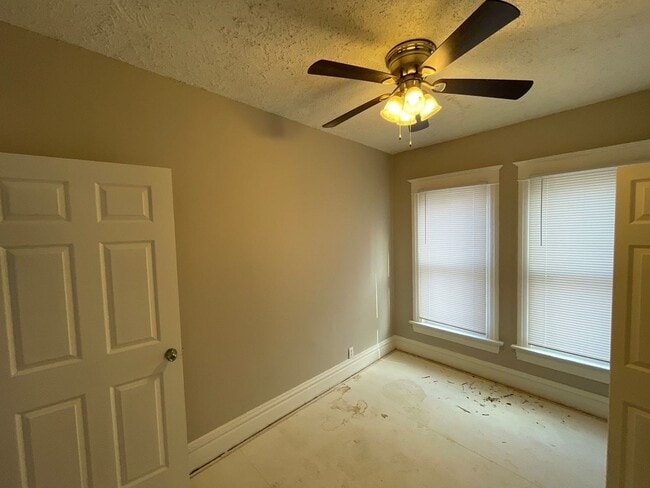 Building Photo - 3 Bedroom 1 Bathroom Home