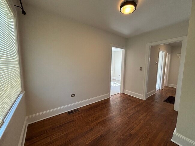 Building Photo - 2 Bedroom charming bungalow in desirable Oakhurst