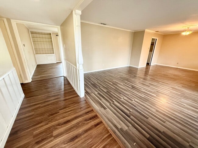 Building Photo - 3-bed/2-bath with two living spaces!